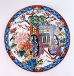Prato em porcelana japonesa decorado com flores. Med. Diâm. 26 cm.