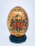 Ovo em cerâmica ao gosto Satsuma, acompanha peanha para suporte.  Med. Com peanha: Alt. 14 cm. Sem peanha: Alt. 12 cm.