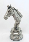 Escultura de cavalo em metal. Med. 24x16 cm.