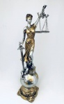 Escultura Themis, Deusa da Justiça, em resina de qualidade. Med. Alt. 46 cm.