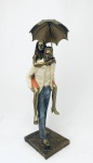 Escultura de casal com guarda-chuva, em resina de qualidade. Med. Alt. 32 cm.