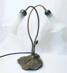Abajur estilo art nouveau, em metal, com duas tulipas em vidro acidato. Med. 43x32 cm.