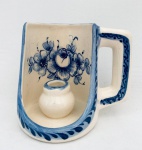 Palmatória (porta vela) com pintura à mão floral em tom azul, confeccionado em faiança. Med. Alt. 12 cm.