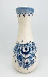 Vaso/floreira com pintura à mão floral em tom azul, em faiança. Med. Alt. 24 cm.