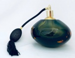 Lindo Perfumeiro de coleção em vidro âmbar e verde, em formato oitavado, com borrifador. Med. 12x11x11 cm.