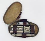 Antigo kit de higiene, contendo: barbeador, duas lâminas gilette fechadas na embalagem original e um cortador de unhas, acompanham estojo, no estado. Med. Estojo: 11,5x6 cm.