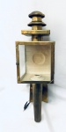 Lanterna / luminária de parede em metal dourado com vidro bisotado, bocal para uma lâmpada e porta com fecho. Med. 58x29x16 cm.