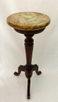 Linda mesa de canto em madeira nobre, com tampo em mármore rajado. Med. Alt. 72 cm. Diâm. 35 cm. Diâm. tampo: 30 cm.
