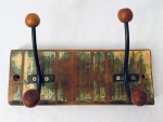 Cabideiro em madeira de demolição, com dois ganchos. Med. 25,5x9,5 cm.