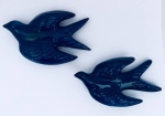 Duas andorinhas confeccionadas em faiança, na cor azul. Med. 16x9 cm. / 14x8 cm.