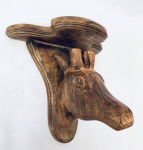 Peanha em madeira nobre, representando bezerro entalhado. Med. 20x29x19 cm.