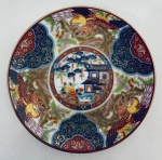 Prato em porcelana com decoração oriental. Med. Diâm. 16 cm.