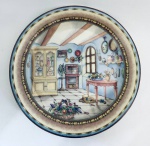 Prato em porcelana decorado com cena, Rustic Kitchens Collection. Med. Diâm. 25 cm.