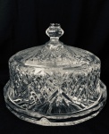 Boleira em espesso cristal europeu, se transforma em três peças (boleira, fruteira e petisqueira). Med. 30x33 cm.
