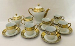 Conjunto para chá, composto por 15 peças, sendo: bule, leiteira, açucareiro, seis xícaras e seis pires, em porcelana japonesa branca e azul, detalhes em ouro. Em ótimo estado de conservação.