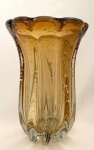 Vaso em vidro de murano âmbar, gomado, com borda ondulada. Med. 23x15 cm.