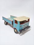 Caminhão em madeira, anos 60, em ótimo estado, rodas livres. Med. 48x17x17 cm.