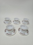 COLOREX anos 50/60 - Conjunto para chá composto por cinco xícaras e cinco pires em vidro opalinado decoração de arabescos. Em excelente estado. Med. Xícaras 7x8,5 cm. Pires: 14 cm.