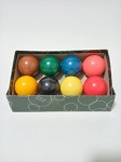 Jogo de bolas belgas, para bilhar/sinuca, composto por 8 bolas coloridas 2"1/2, marca Aramith, made in Belgica. Em excelente estado. Med. Bolas: 2"1/2 Med. Caixa: 22x12x6.5 cm.