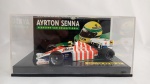 Ayrton Senna - Lindo e raro carro de corrida em miniatura diecast da Fórmula 1 F1 da temporada de 1984, Toleman Hart TG184 - GP de Portugal. Mini na escala 1/43, fabricada pela afamada Minichamps (rica em detalhes). Base e acrílico originais. Pneus em borracha e rodas giram livremente. Ayrton Senna Racing Car Collection. Carro em miniatura para coleção