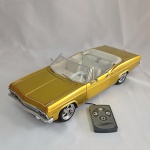 Lindo carro de coleção em miniatura diecast na escala 1/18 modelo Chevrolet Chevy Impala 1965 - Low Rider com sistema de suspensão, luzes e música funcionando (veja o vídeo). Fabricado pela Hot Wheels. Funciona com 3 pilhas AA. Mede 30cm de comprimento.
