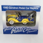 Maravilhosa miniatura de Pedal Car com tema da Goodyear modelo guincho denominado Petite Pedal Car Classics. Fabricado pela Crown Premiums. 1940 Gendron Pedal Car Replica. Fabricado em diecast na escala 1/12. Pedais funcionais. A caixa mede aprox. 13cm de comprimento.