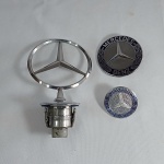 Linda coleção de emblemas da fabricante alemã de carros Mercedes Benz. Com 3 peças (2 emblemas e 1 car mascot). O car mascot tem diâmetro de 7,6cm. O emblema maior tem diâmetro de 5,8cm de diâmetro e é de plástico, o menor tem rosca e porca atrás, tem diâmetro de 3,9cm e é feita de alumínio