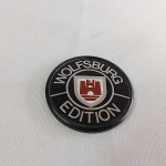 Maravilhoso emblema com base de alumínio Volkswagen Wolfsburg edition. Mede 4,7cm de diâmetro.