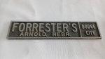 Lindo e antigo emblema de dealer ou venda de carro da Dodge - Forrester`s. Da cidade de Arnold no Nebraska, Estados Unidos. Fabricada em material metálico. Mede 15,5cm de comprimento