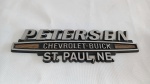 Curioso emblema de dealer ou venda de carro da Chevrolet Buick - Petersen. Da cidade de Saint Paul no Nebraska, Estados Unidos. Fabricada em material plástico. Mede 15,5cm de comprimento