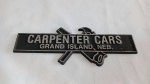 Curioso emblema de dealer ou venda de carros - Carpenter Cars. Da cidade de Grand Island no Nebraska, Estados Unidos. Fabricada em material plástico. Mede 16cm de comprimento