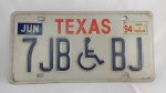 Linda placa de carro dos Estados Unidos do estado do Texas. Placa para deficientes físicos. Último ano de licenciamento 1994. Números em relevo