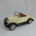 Brinquedo antigo de lata - Ford Model A - Fabricado no Japão pela Bandai na década de 60. Funciona fricção. Armação do para brisas trincada (veja foto). Acabamento do conversível não está bem encaixada. Mede 16cm de comprimento. 