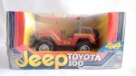 Brinquedo antigo Glasslite - Lindo Jeep Toyota 500 - Embalagem Lacrada - Movido a pilha. Tração nas 4 rodas. 4x4 - Força extra na hora da ação. A caixa mede 27cm de comprimento.