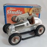 Brinquedo antigo de lata - Linda releitura do famoso brinquedo alemão fabricado pela Schuco, o Studio 1050 modelo Mercedes Grand Prix 1936. na caixa original. Contem o suporte para deixar a mostra. Não contem as caixas. Está funcionando perfeitamente (quem quiser pode solicitar um vídeo via whatsapp). A caixa mede 14cm de comprimento 