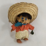 BRINQUEDO - BONECO MEXICANO representado por um RATO MARIACHI em Vinil, Tecido e Chapéu típico do México em Palha. Mede no total aprox. 16,5 cm de altura. Só o chapéu mede aprox. 14 cm de diâmetro.