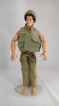 Brinquedo antigo - Boneco ou action figure GI Joe Vietnam Combat Engineer fabricado pela Hasbro em 1996. mede 30cm de altura (12). Articulação nos pés, joelho, virilha, ombro, cotovelos, mãos, dedos das mãos. Tronco e cabeça giram. O suporte não acompanha o lote!