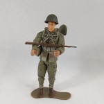 Brinquedo militar 1 - boneco ou action figure Ultimate Soldier fabricado pela 21st Century Toys na escala 1/18 (10cm de altura). Com tudo que tem na foto! Roda os pés, tem articulação no joelho, na coxa, na cintura, nos ombros e nos braços. A cabeça gira. Base original