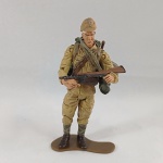 Brinquedo militar 2 - boneco ou action figure Ultimate Soldier fabricado pela 21st Century Toys na escala 1/18 (10cm de altura). Com tudo que tem na foto! Roda os pés, tem articulação no joelho, na coxa, na cintura, nos ombros e nos braços. A cabeça gira. Base original. O capacete está trincado