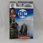 DC Comics - Boneco ou action figure do personagem Armored Batman - Série Nano Metalfigs - 100% feito em metal. A embalagem mede aprox 16cm de altura