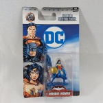 DC Comics - Boneco ou action figure da personagem Wonder Woman / Mulher Maravilha - Série Nano Metalfigs - 100% feito em metal. A embalagem mede aprox 16cm de altura