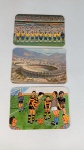 Lote com 3 calendários de bolso com temas de futebol - Seleção do Brasil Perfilada 1974 - Maracanã 1974 e Charge com o juiz 1975