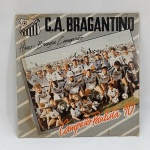 Futebol - Disco compacto do Bragantino campeão paulista de 1990. Faz referência ao patrono do clube na época e anteriormente presidente do clube e deputado estadual pelo estado de São Paulo Nabi Abi Chedid