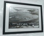 Quadro com reprodução fotográfica do Estádio Municipal do Pacaembu  vista interna  jogo de inauguração do estádio em 27 de abril de 1940 medidas do quadro: 39 cm X 30 cm  moldura em madeira preta com vidro  muito bem conservado