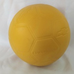 FUTEBOL - Bola do Projeto One World Futbol, especialmente desenvolvida para uso em comunidades carentes ao redor do mundo, não vaza, não deforma, resiste ate a atropelamento de caminhão, patrocínio da Chevrolet - nunca usada