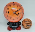 Kit Infantil Basquete  Relógio / Despertador de mesa Smile  17 cm de altura  usado  bem conservado - funcionando - utiliza 2 pilhas AA (que não acompanham este item) -  sem garantia futura - sem embalagem - sem manual de instrução e mini bola NBA  Spalding  borracha  9,5 cm de diâmetro  cor: laranja - item de coleção muito bem conservado