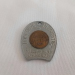 Curioso e antigo Lucky Penny - Esse adorno era comumente dado por empresas para clientes em regiões com cassinos. Como um promocional. Para manter a peça enquanto entra no cassino para ter boa sorte. Essa moeda é de 1 centavo de 1948. O brinde mede 4cm de altura.