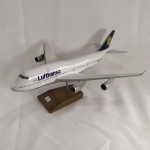 COLECIONISMO - AVIÃO DE MESA DA LUFTHANSA, com pedestal de madeira. Mede aprox. 39 cm de comprimento. A envergadura das asas mede aprox. 35,5 cm. 