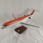 COLECIONISMO - AVIÃO DE MESA DA OCEANAIR com pedestal de madeira. Mede aprox. 43 cm de comprimento. A envergadura das asas mede aprox. 36 cm. 