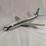 COLECIONISMO - AVIÃO DA CRUZEIRO. Mede aprox. 30 cm de comprimento. A envergadura das asas mede aprox. 25 cm. Apresenta marcas do tempo e ausência das turbinas. Não tem o pedestal.